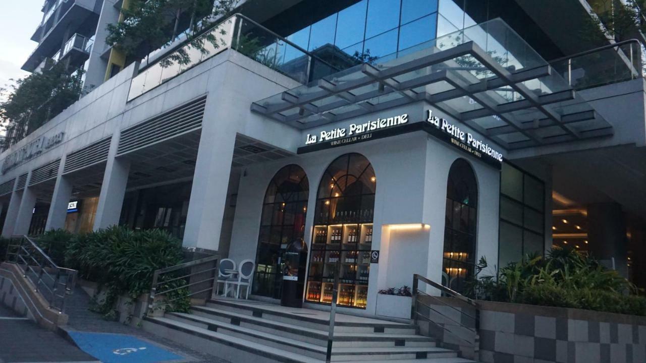 Palm Tree Condos Across Naia3 By Beth Manila Kültér fotó